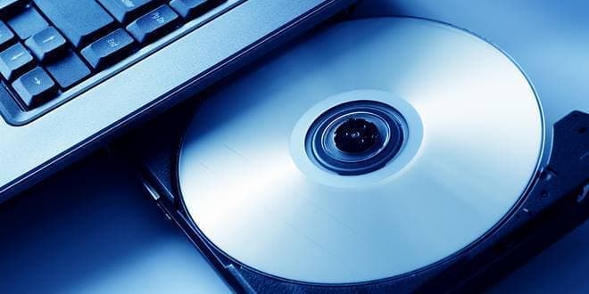 Εισαγωγή CD / DVD σε Laptop που παραπέμπει νοητά στο γεωμετρικό σχήμα Κύκλος (μικρή περίμετρος)