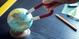 Μαγνήτης σε υδρόγειο σφαίρα παραπέμπει νοητά στο Μαγνητικό πεδίο και την Μετατροπή μονάδων μαγνητικού πεδίου (Gamma, Tesla)