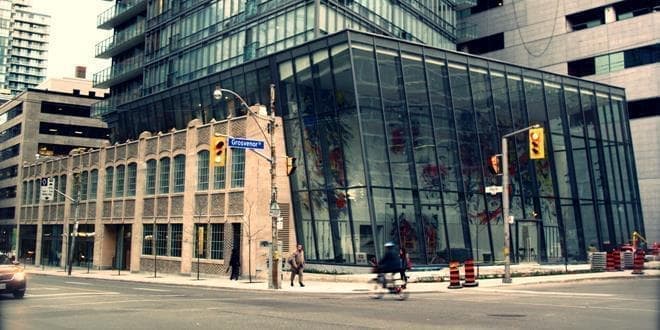 Κτίριο από γυαλί με μεγάλο εμβαδόν παραπέμπει στο γεωμετρικό στερεό Παραλληλεπίπεδο