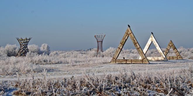 Lough Boora Discovery Park - Irish midlands. 24 γλυπτά παραμπέμπουν νοητά στο γεωμετρικό σχήμα Τρίγωνο (μήκος πλευρών κλπ)