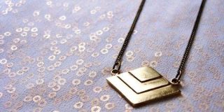 Κόσμημα με αλυσίδα και κατασκευή σαν το γεωμετρικό σχήμα «Ρόμβος» (βλέπε μήκος πλευρών)