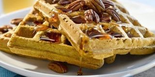 Βάφλες με σιρόπι, μέλι και καρύδια που παραπέμπουν νοητά στο γεωμετρικό σχήμα «Τετράγωνο» (μήκος πλευράς κλπ)