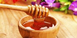 Πυκνό μέλι σε ξύλινο μπολ .. μας παραπέμπει νοητά στην Πυκνότητα και στην Μετατροπή μονάδων μέτρησης δύναμης - Φυσική