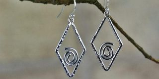 Κοσμήματα - ασημένια σκουλαρίκια σε γεωμετρικό σχήμα «Ρόμβος» (βλέπε περίμετρος ρόμβου) | Rhombus in real life