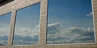 Αντιηλιακές Μεμβράνες - Καθρέπτες σε παράθυρα κτιρίου παραπέμπουν στο γεωμετρικό σχήμα Τετράγωνο και στο μήκος των διαγώνιων