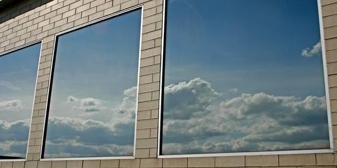 Αντιηλιακές Μεμβράνες - Καθρέπτες σε παράθυρα κτιρίου παραπέμπουν στο γεωμετρικό σχήμα Τετράγωνο και στο μήκος των διαγώνιων