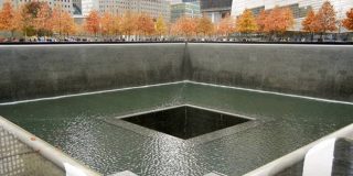 Ground Zero - New York City που παραπέμπει νοητά στο γεωμετρικό σχήμα Τετράγωνο και στο εμβαδόν του