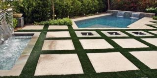 Poolside Patio With Large Square Pavers που παραπέμπουν στο γεωμετρικό σχήμα Τετράγωνο και στο μήκος της περιμέτρου του
