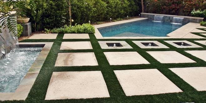 Poolside Patio With Large Square Pavers που παραπέμπουν στο γεωμετρικό σχήμα Τετράγωνο και στο μήκος της περιμέτρου του