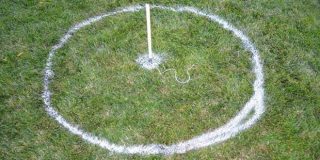 Κύκλος σχηματισμένος στο πράσινο γρασίδι με κέντρο και σταθερή ακτίνα