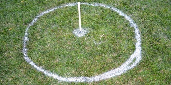 Κύκλος σχηματισμένος στο πράσινο γρασίδι με κέντρο και σταθερή ακτίνα