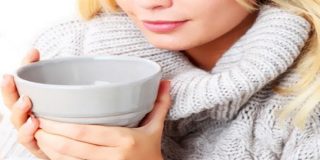 Γυναίκα ντυμένη με χειμωνιάτικα μπλούζα απολαμβάνει την ζεστή σούπα της που είναι η κατάλληλη διατροφή για το κρύο το χειμώνα