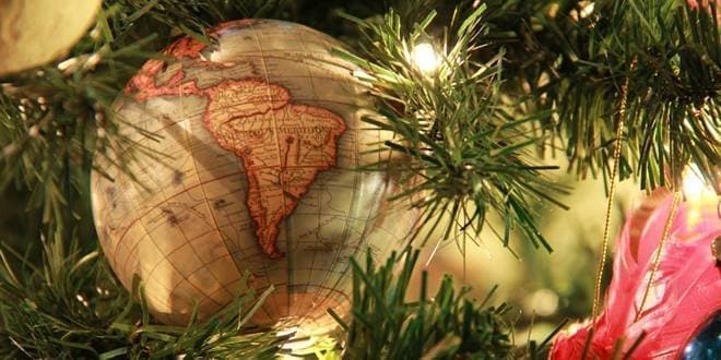 Χριστουγεννιάτικη μπάλα - στολίδι (υδρόγειος) πάνω σε Χριστουγεννιάτικο δέντρο - Περίεργα Χριστουγεννιάτικα έθιμα στο κόσμο