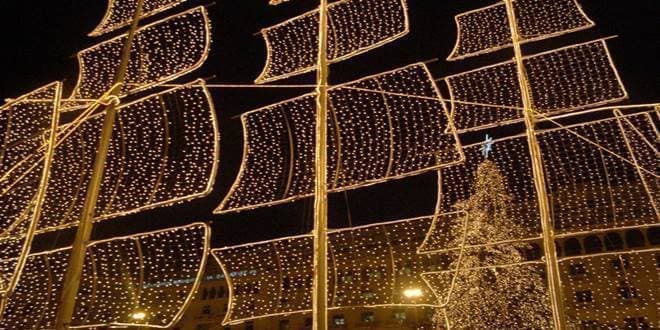 Χριστουγεννιάτικο καράβι στολισμένο με λαμπάκια σε πλατεία Ελληνικής πόλης - Tο Ελληνικό έθιμο των γιορτών