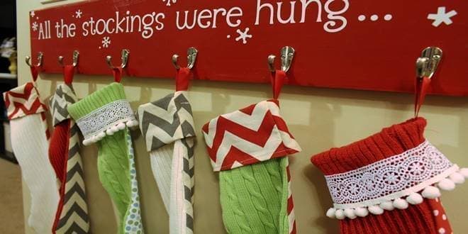 Κρεμασμένες πολύχρωμες Χριστουγεννιάτικες κάλτσες που ο Άγιος Βασίλης αφήνει τα δώρα - Η παράδοση του εθίμου