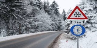 Χιονισμένος δρόμος με σήμανση για χιόνια ώστε τα αυτοκίνητα να έχουν αλυσίδες χιονιού (αντιολισθητικές) για ασφαλή οδήγηση