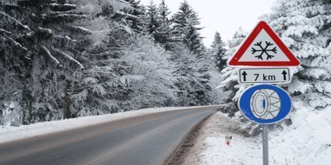 Χιονισμένος δρόμος με σήμανση για χιόνια ώστε τα αυτοκίνητα να έχουν αλυσίδες χιονιού (αντιολισθητικές) για ασφαλή οδήγηση