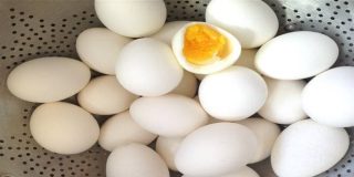 Βρασμένα και ξεφλουδισμένα αυγά (μελάτα, μέτρια ή σφιχτά) σε σουρωτήρι | Πότε είναι έτοιμο ένα βραστό αυγό; - Howto DIY