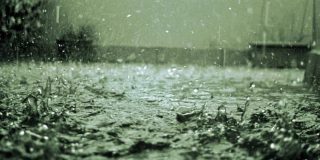 Καταρρακτώδης βροχή - βροχόπτωση σε δρόμο ● Βροχές, χιόνι. Πρόγνωση βροχοπτώσεων, online χάρτες