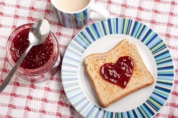Τοστ με μαρμελάδα σε σχήμα καρδιάς