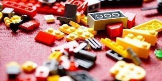 Κομμάτια από Lego παιχνίδι προς συναρμολόγηση  και οι 12 κανόνες για την ασφάλεια παιδικών παιχνιδιών