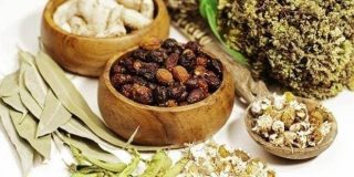 Διάφορα ωφέλιμα μυρωδικά . Κόλιανδρος, ρίγανη, σκόρδο, κανέλα, μαϊντανός