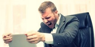 Εκνευρισμένος άντρας θα σπάσει το Laptop γιατί θέλει να κάνει διαγραφή αλλαγής γραμμών & παραγράφων σε κείμενο online