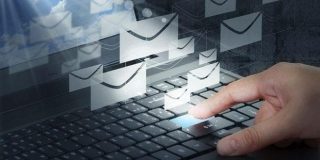 Άντρας σε Laptop αναζητά υπηρεσίες από Ηλεκτρονικό Αστυνομικό Τμήμα της Ελληνικής Αστυνομίας