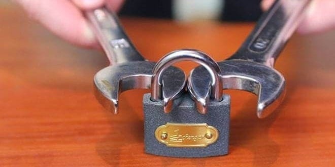 Πως να σπάσεις ένα λουκέτο με δυο γερμανικά κλειδιά (βίντεο)
