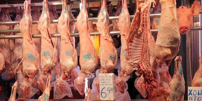 Αρνιά και κατσίκια σε κρεαταγορά κρεμασμένα για τις Πασχαλινές αγορές μας. Ποια είναι όμως η σήμανση αμνοεριφίων και αυγών;