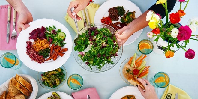 Φαγητό εκτός σπιτιού με φίλους - Διατροφή και κοινωνική ζωή - Γεύματα εκτός σπιτιού.