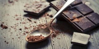 Μαύρη σοκολάτα σε μπάρες και σε κουταλάκι γιατί υπάρχουν 7 λόγοι για να τρώμε μαύρη σοκολάτα