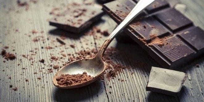 Μαύρη σοκολάτα σε μπάρες και σε κουταλάκι γιατί υπάρχουν 7 λόγοι για να τρώμε μαύρη σοκολάτα