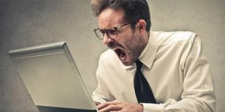 Εκνευρισμένος άντρας θα σπάσει το Laptop γιατί θέλει να κάνει κατάργηση έξτρα κενών διαστημάτων μεταξύ λέξεων - κειμένου