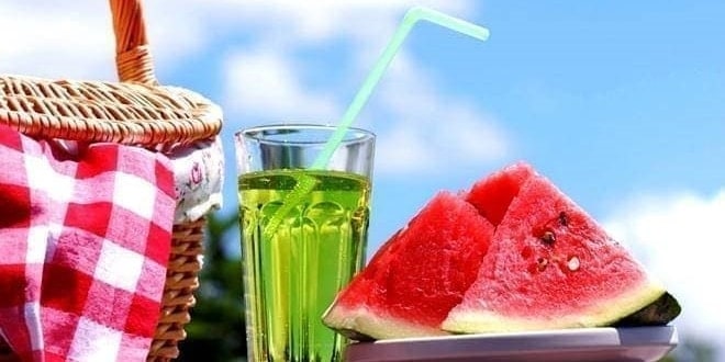 Καρπούζι φέτες & αναψυκτικό στον ήλιο του καλοκαιριού και σε καύσωνα - Τι πρέπει να τρώμε για διατροφή όταν κάνει πολύ ζέστη;
