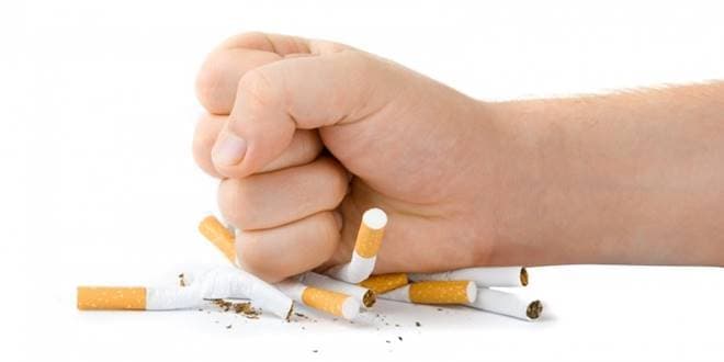 Καπνιστής σπάει τα τελευταία του τσιγάρα και θα απολαμβάνει τα οφέλη της διακοπής του καπνίσματος. Τι να κάνει ένας καπνιστής