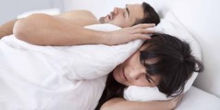 10 αιτίες για το ροχαλητό: Aλκοόλ, κάπνισμα, διατροφή, άσκηση, βάρος, πρόγραμμα, υγρασία σε δωμάτιο, αυτοκόλλητα κλπ