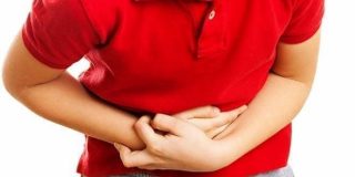 Άντρας με κόκκινο μπλουζάκι υποφέρει τροφικές δηλητηριάσεις το καλοκαίρι - Συμβουλές αντιμετώπισης