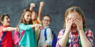 Παιδί δέχεται σχολικό εκφοβισμό. Bullying, ενδοσχολική βία, εκφοβισμός - Συμβουλές από την Ελληνική Αστυνομία