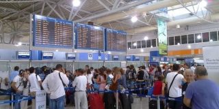 Επιβάτες σε check-in ετοιμάζονται για ταξίδι - πτήση με αεροπλάνο διατηρώντας τα «Δικαιώματα επιβατών αεροπορικών πτήσεων»