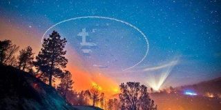 Καμμένα δέντρα με φόντο τον ουρανό και τις φλόγες, σε δάσος με πυρκαγιά σε εξέλιξη την ώρα που σουρουπώνει