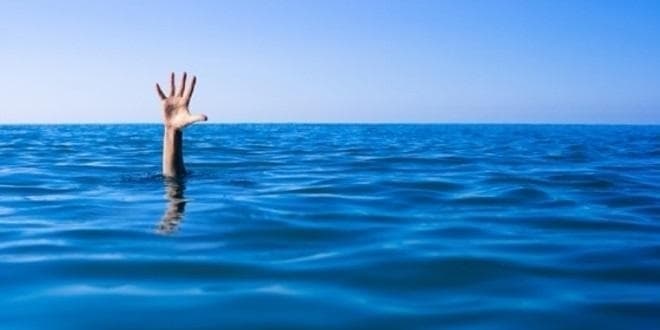 Κράμπα στη θάλασσα το καλοκαίρι. Ποιες οι κινήσεις που θα μας σώσουν από πνιγμό