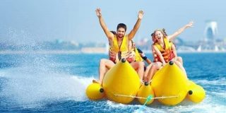 Παρέα φίλων απολαμβάνει θαλάσσια σπορ & μέσα αναψυχής που ακολουθούν τους 12 κανόνες ασφάλειας. Water activities, Watersports