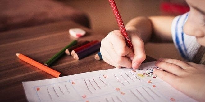 Παιδί στο σχολείο γραφείο στο τετράδιο του, άραγε πόση άδεια δικαιούνται οι γονείς ως άδεια σχολικής παρακολούθησης ;