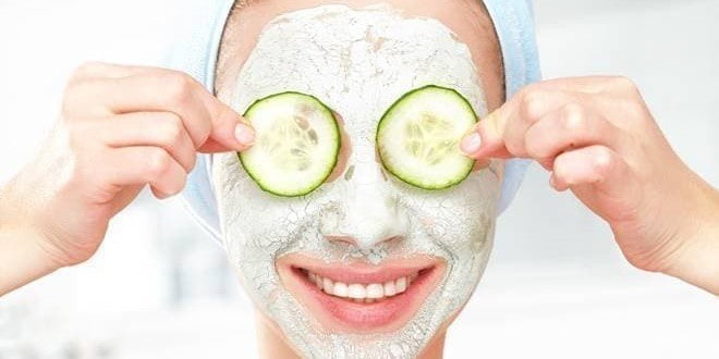 Γυναίκα με μάσκα προσώπου και φέτες από αγγούρι | 10 top μάσκες προσώπου που μπορείτε να φτιάξετε μόνες σας | Howto DIY