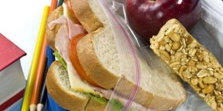 Κολατσιό (μήλο, μπάρα δημητριακών, σάντουιτς κλπ) στο σχολείο - Διατροφή των παιδιών πρωινό, σνακ κλπ