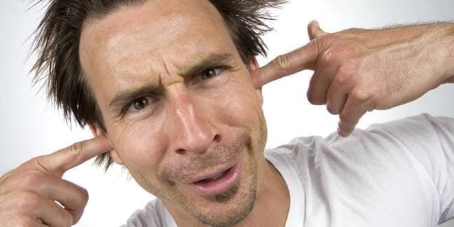 Άντρας κλείνει τα αυτιά του για να μην ακούει την φασαρία σε ώρες εκτός κοινής ησυχίας