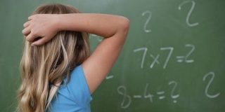 Κοριτσάκι σε πίνακα του σχολείου ξύνεται στο κεφάλι με συμπτώματα Φθειρίασης - Τι είναι η φθειρίαση του τριχωτού της κεφαλής;