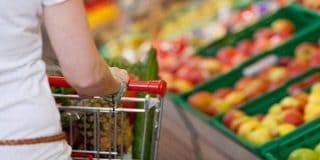 Γυναίκα με καρότσι του Σούπερ Μάρκετ ακολουθεί τα 5 tips για καλύτερες αγορές και ψώνια στο Super Market