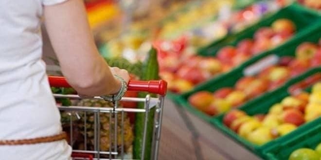 Γυναίκα με καρότσι του Σούπερ Μάρκετ ακολουθεί τα 5 tips για καλύτερες αγορές και ψώνια στο Super Market